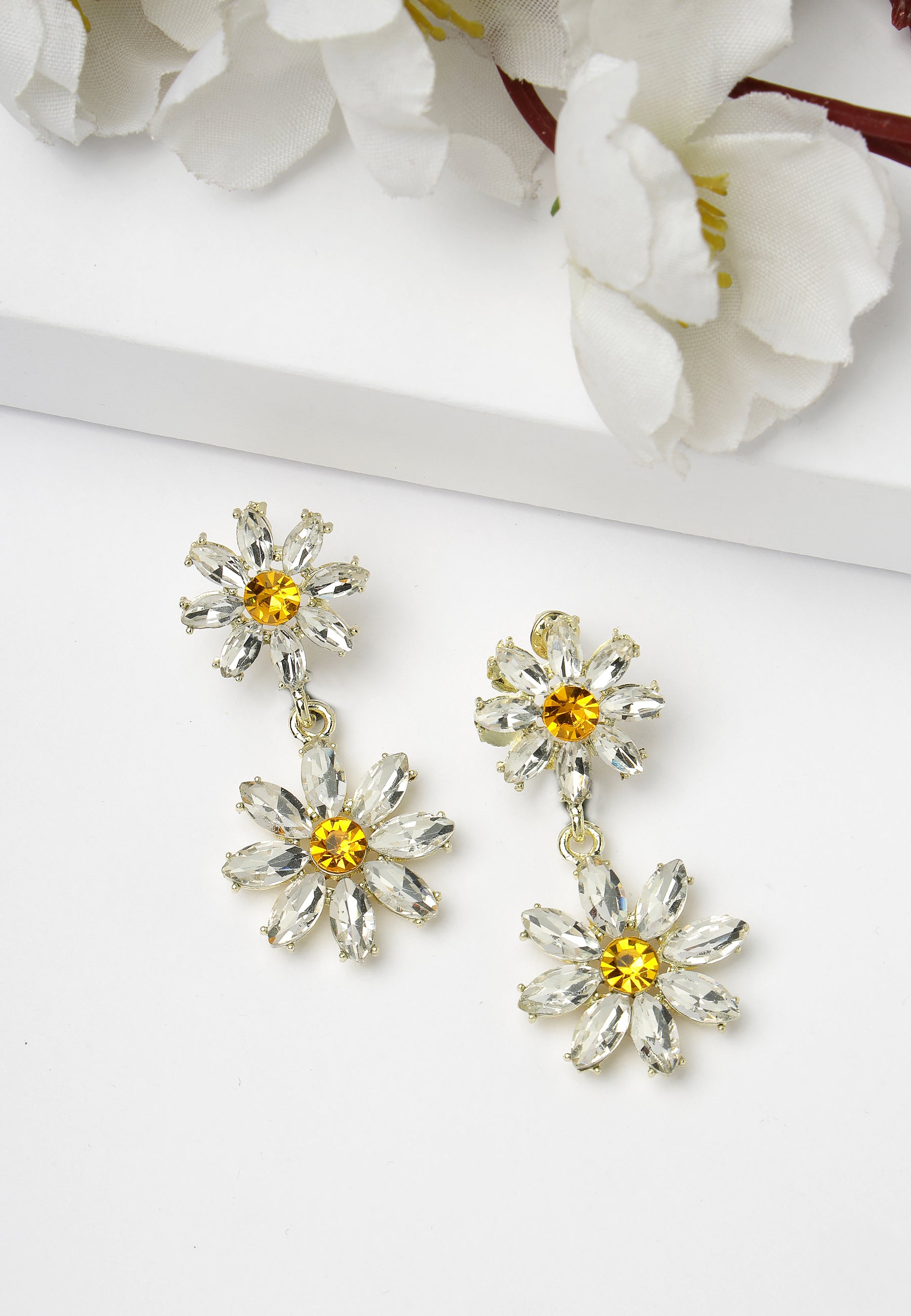 Boucles d'oreilles pendantes marguerite blanche