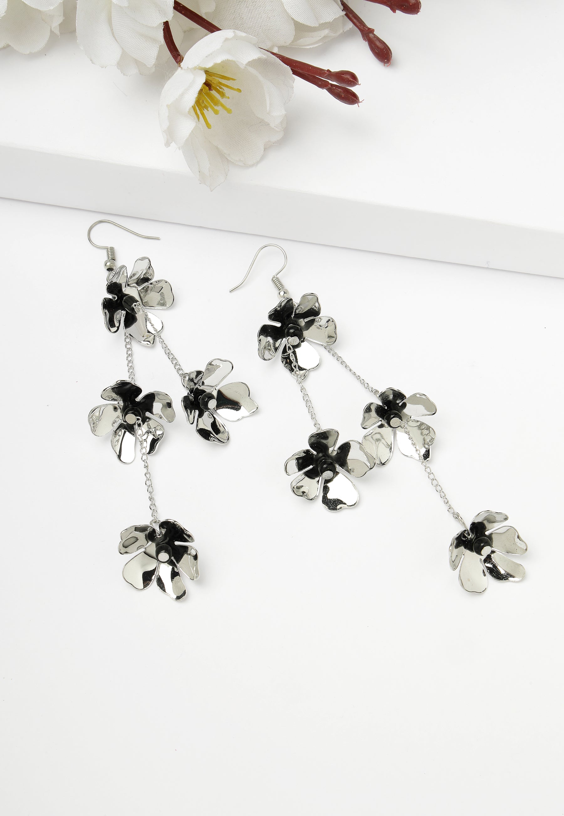 Pendientes colgantes florales de color plateado brillante