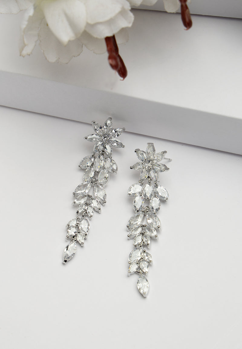 Longues boucles d'oreilles pendantes en zircone florale