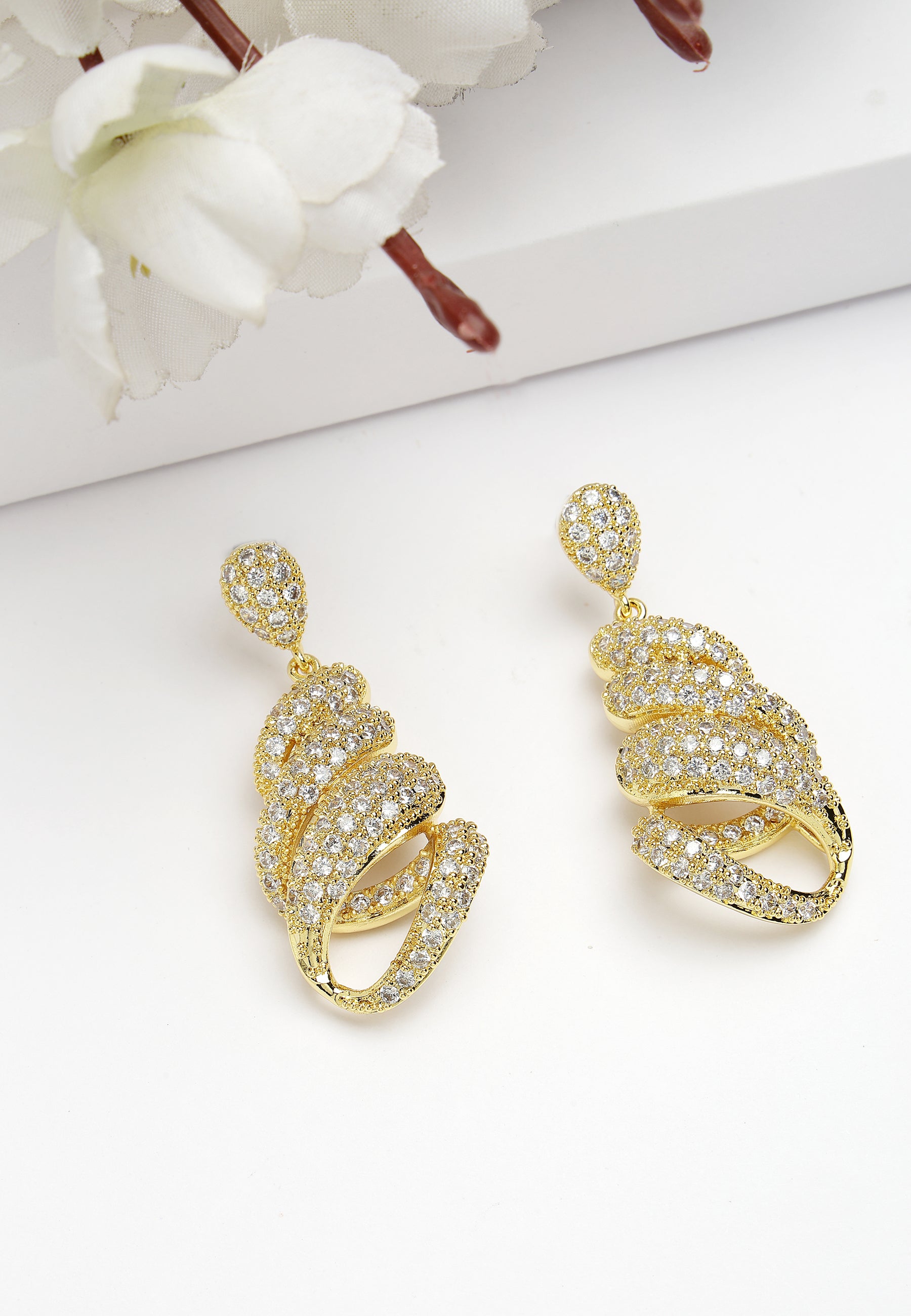 Boucles d'oreilles torsadées en zircon brillant