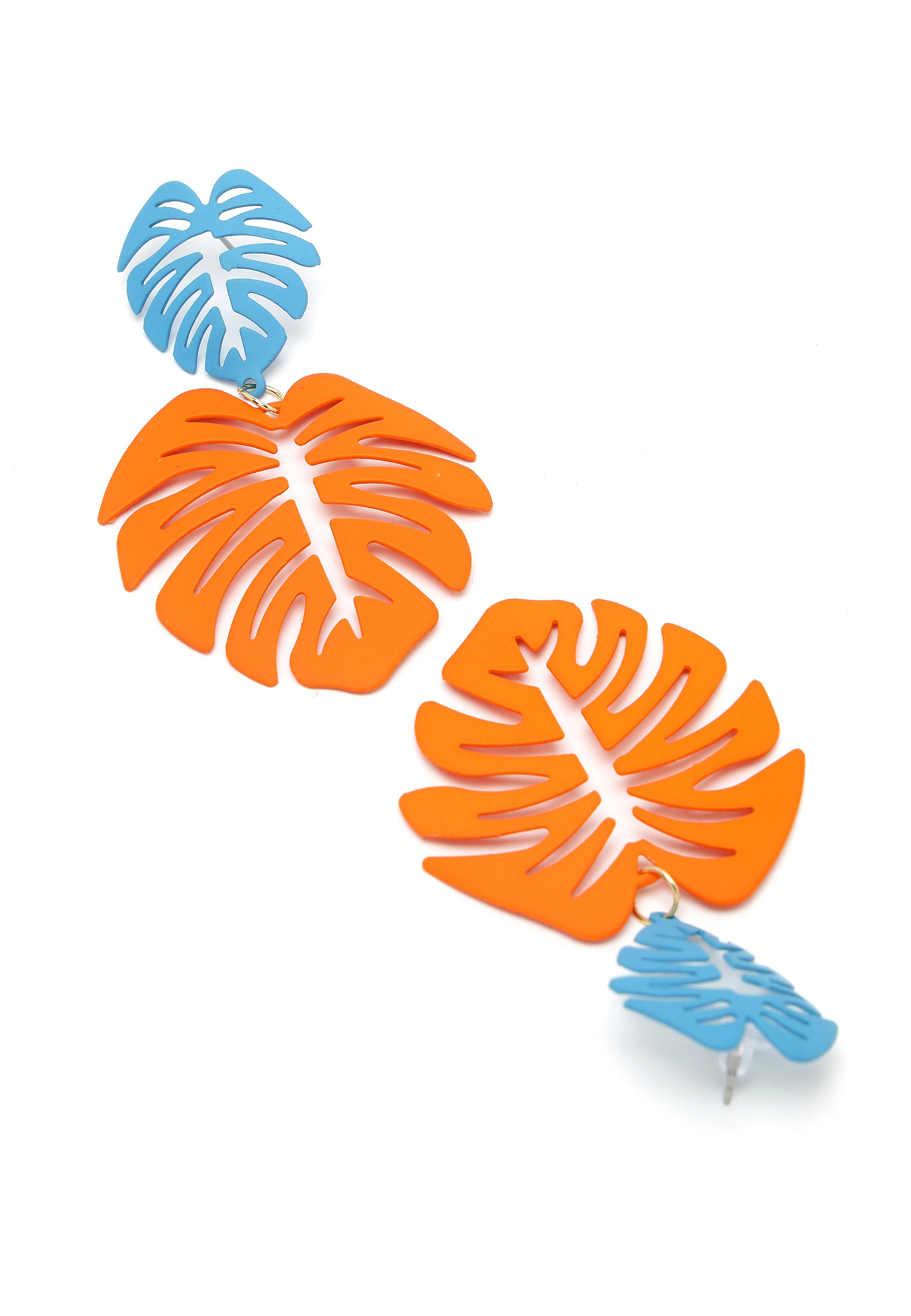 Kolczyki zwisające z pomarańczowymi liśćmi palmowymi