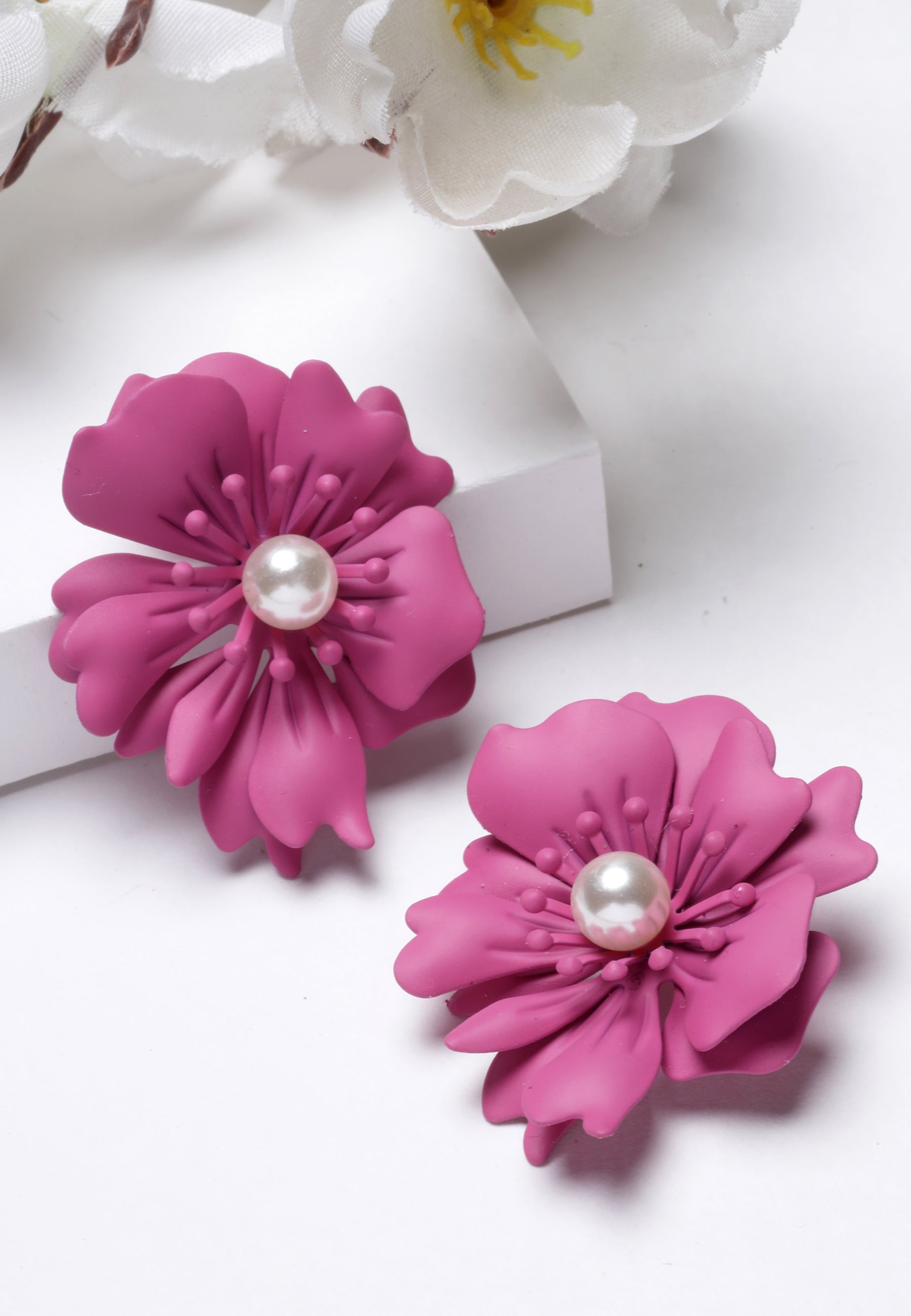 Blomstrede perle ørestikker i plettet pink