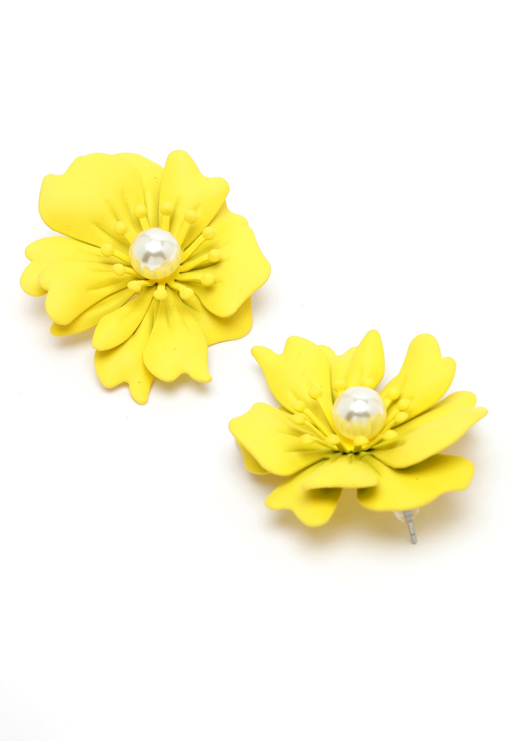 Oorbellen met bloemenparels in geel