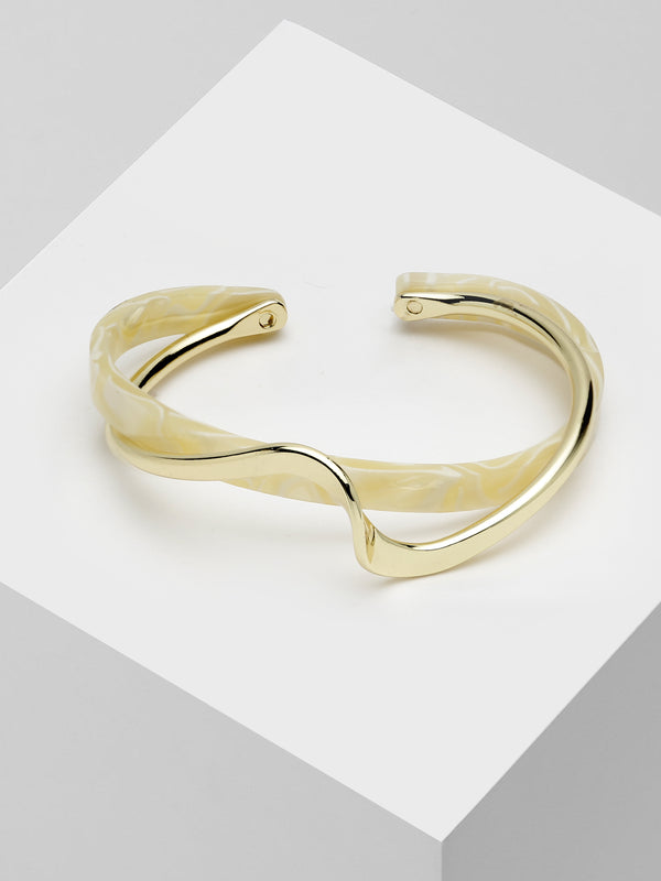 Brazalete abierto de concha dorada